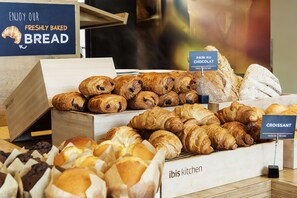 Petit déjeuner buffet servi tous les jours en supplément