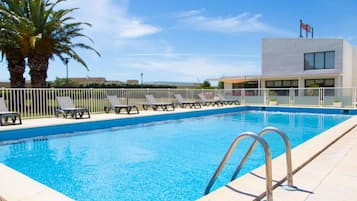 Piscine extérieure (ouverte en saison), chaises longues