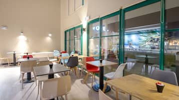 Café da manhã com buffet todos os dias (EUR 16 por pessoa) 