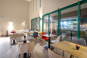 Petit déjeuner buffet servi tous les jours en supplément