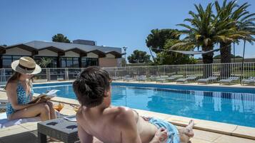 Piscine extérieure (ouverte en saison), chaises longues
