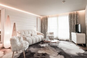 Suite familiar, vistes a la muntanya | Sala d'estar | Televisor de pantalla plana 