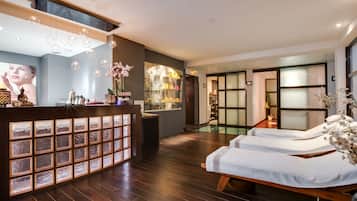 Couples treatment room(s), sauna, hot tub, steam room