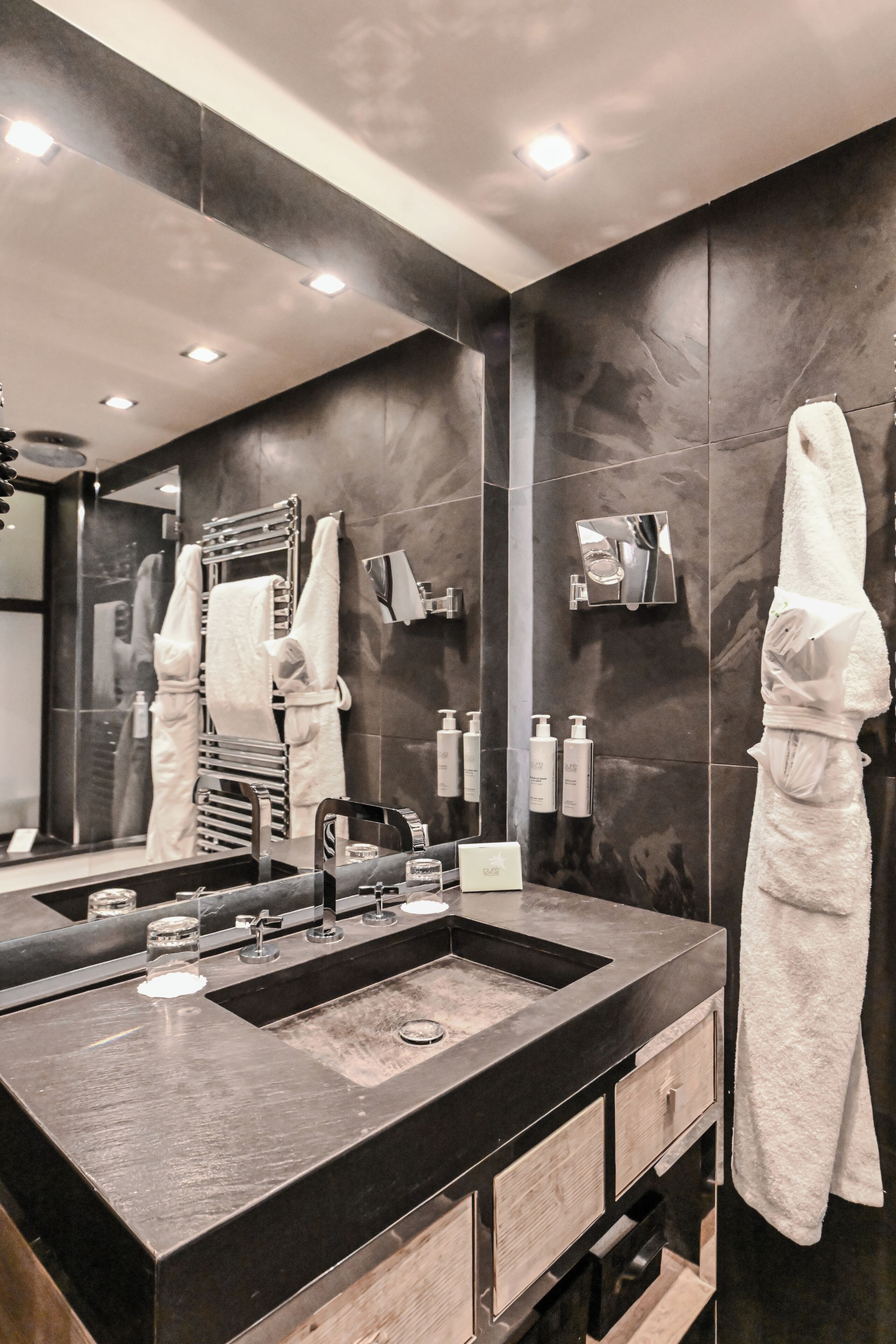 suite, mountain view | bathroom | free toiletries, hair dryer, bathrobes, slippers