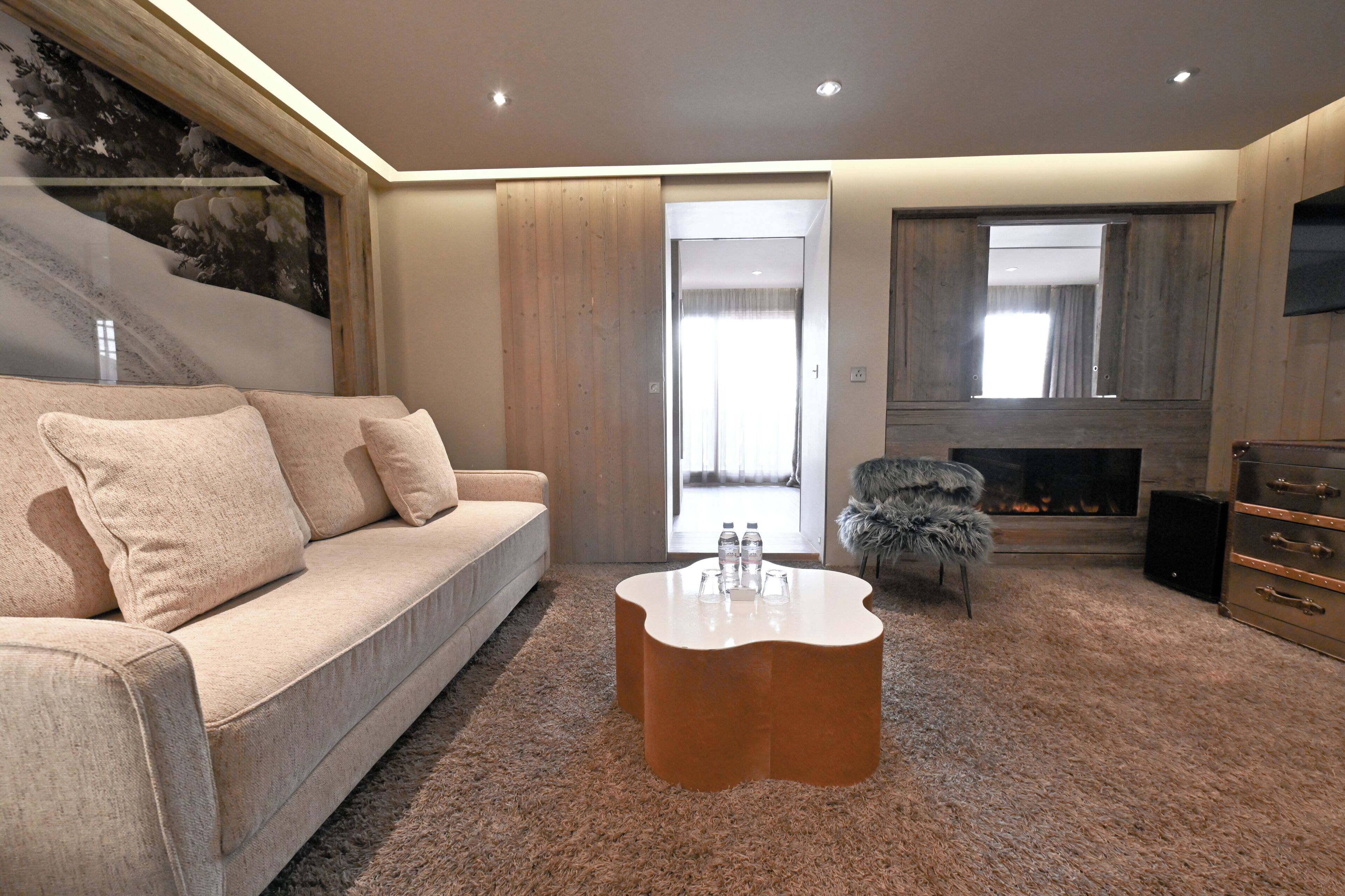 suite, mountain view | living area | flat-screen tv