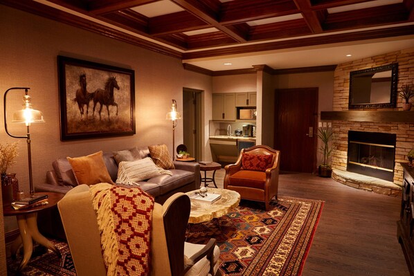 Premium bedding, down duvets, desk, laptop workspace - Hyatt Place Fort Worth/Historic Stockyards (Fort Worth)