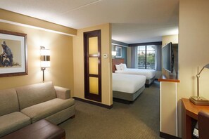 Premium bedding, down duvets, desk, laptop workspace - Hyatt Place Fort Worth/Historic Stockyards (Fort Worth)