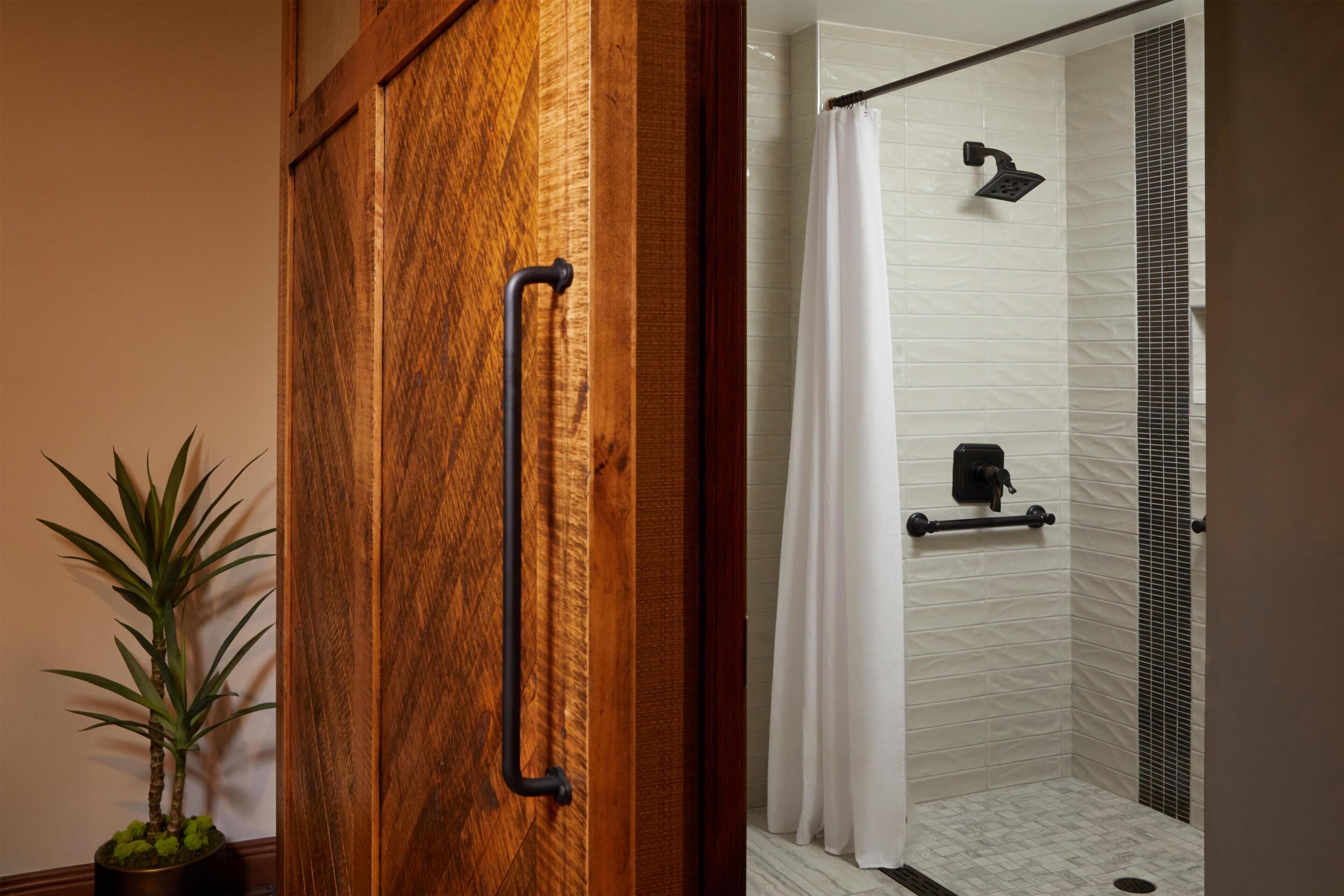 Combined shower/bathtub, designer toiletries, hair dryer, towels