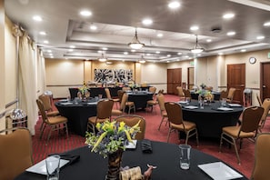 A conference room with round tables, chairs, and a large abstract painting on the wall. - Hyatt Place Fort Worth/Historic Stockyards (Fort Worth)