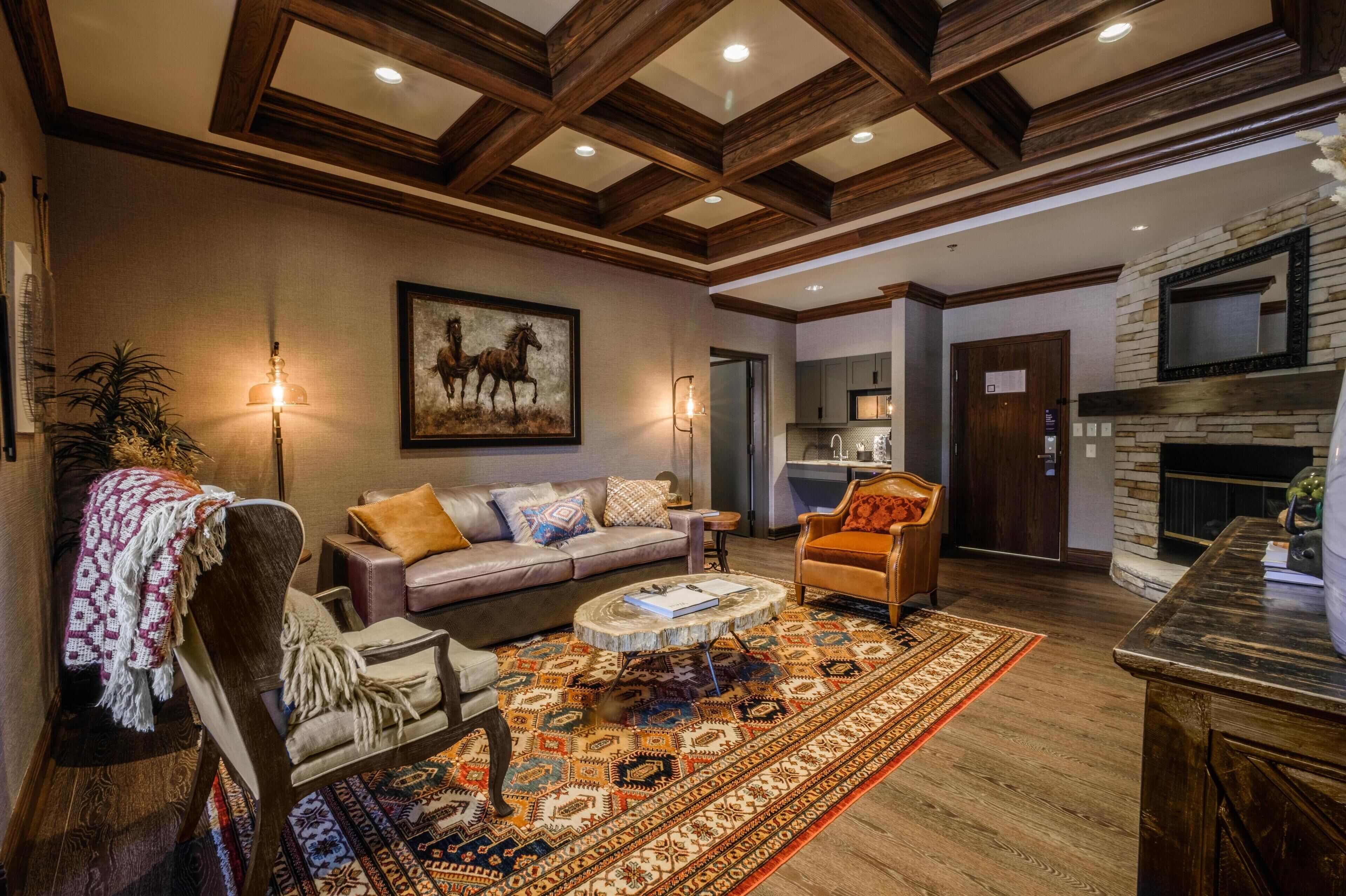 高級寢具、羽絨被、書桌、筆電工作空間