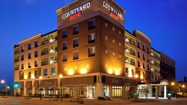 A Courtyard Marriott hotel with multiple floors, a brick facade, and illuminated signage. - Courtyard by Marriott Rochester Mayo Clinic Area/Saint Marys (Rochester)