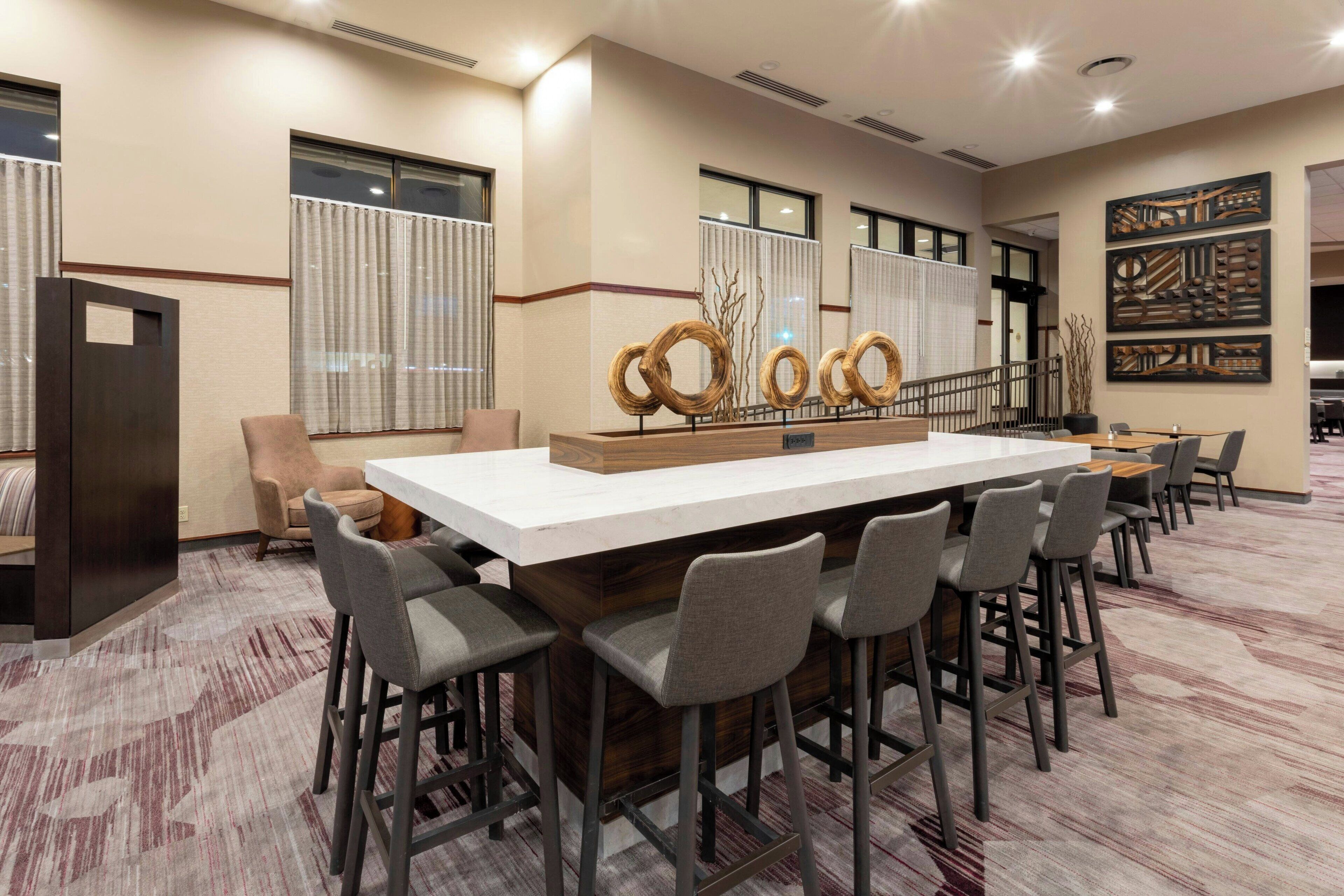 2 か所のレストラン、朝食、ランチ、ディナーに営業 (アメリカ料理)