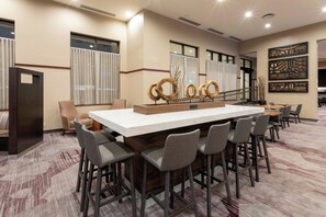 2 restaurantes; se sirven desayunos, almuerzos y cocina americana