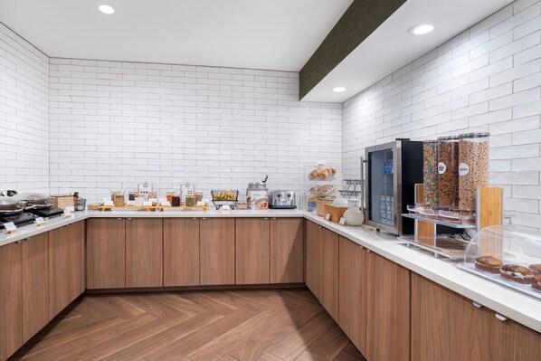 Free daily continental breakfast - Fairfield Inn and Suites by Marriott Denton (Denton)