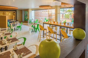 2 restaurants, spécialités Cuisine internationale