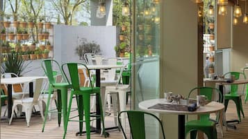 2 restaurants, breakfast, lunch, dinner served; international cuisine