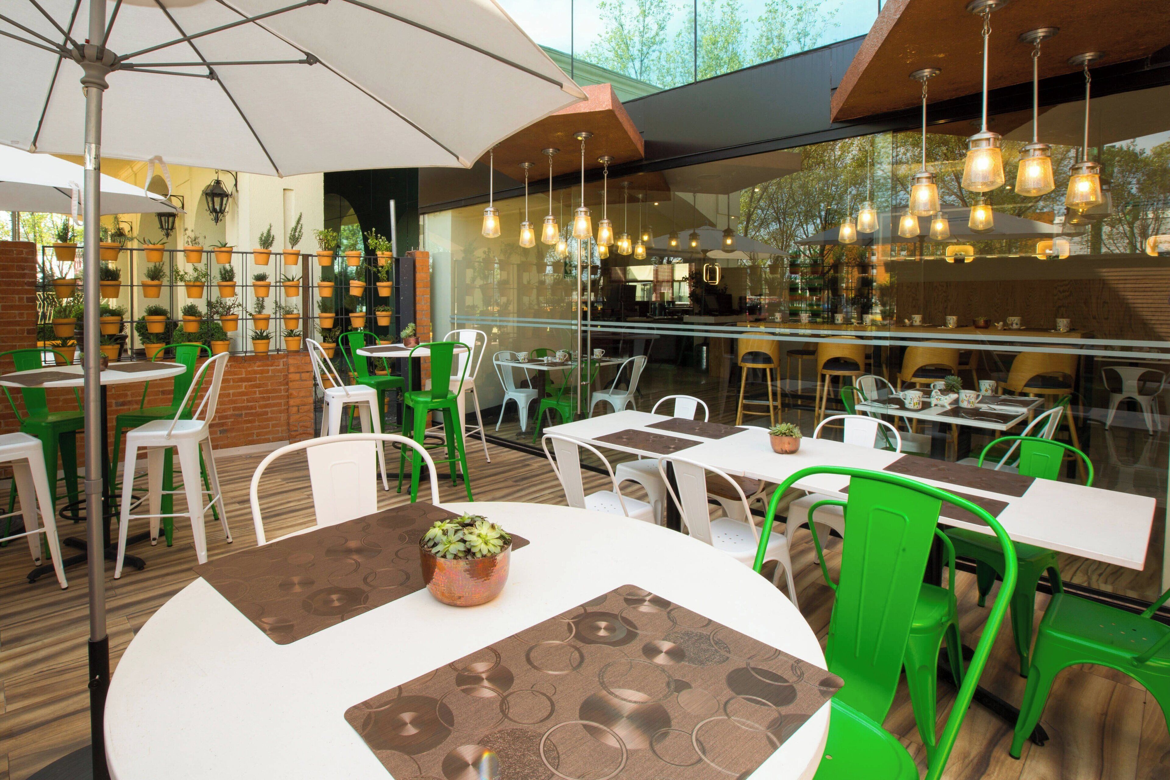 2 restaurants, breakfast, lunch, dinner served; international cuisine