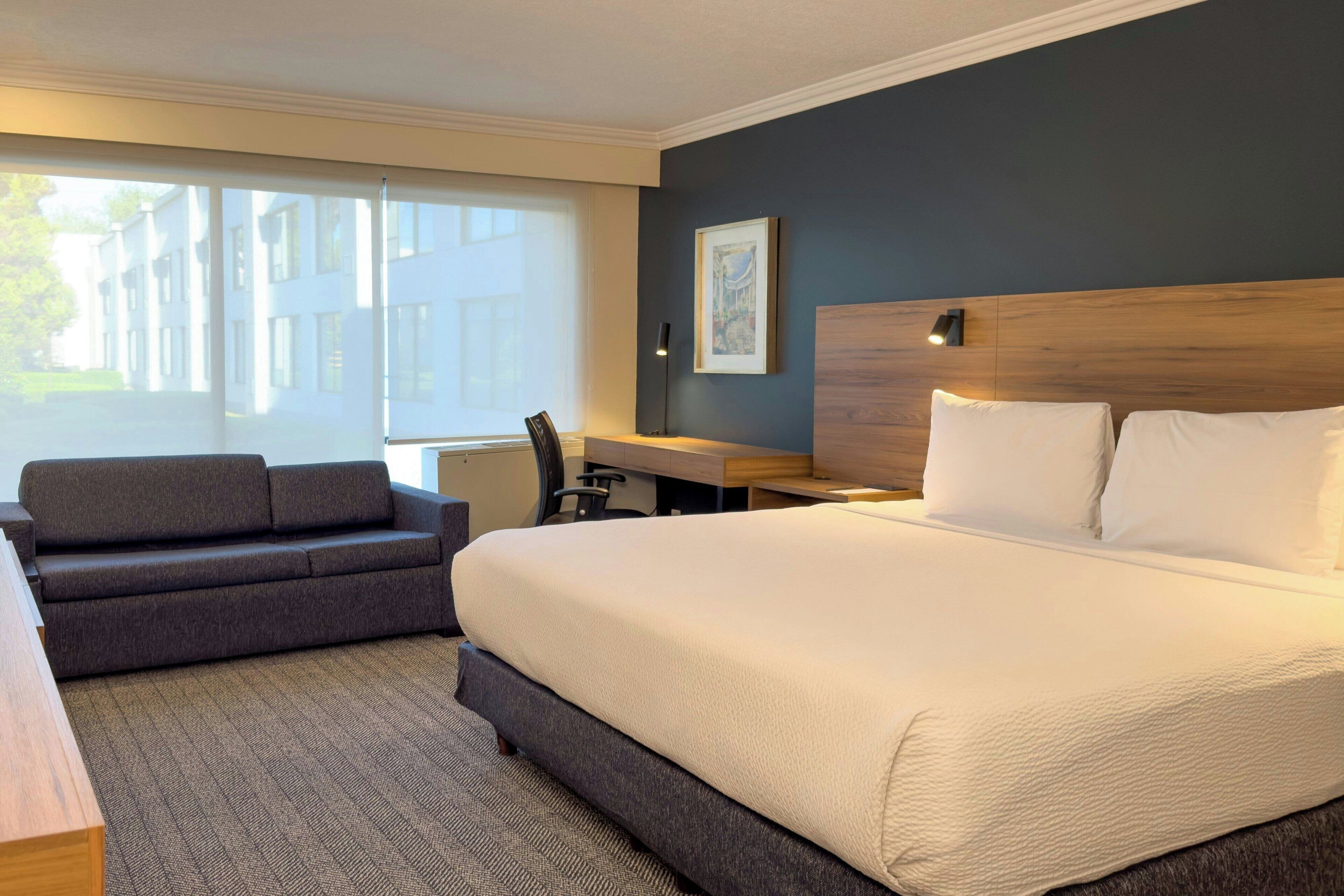 room, 1 king bed, non smoking | 1 bedroom, in-room safe, desk, blackout curtains