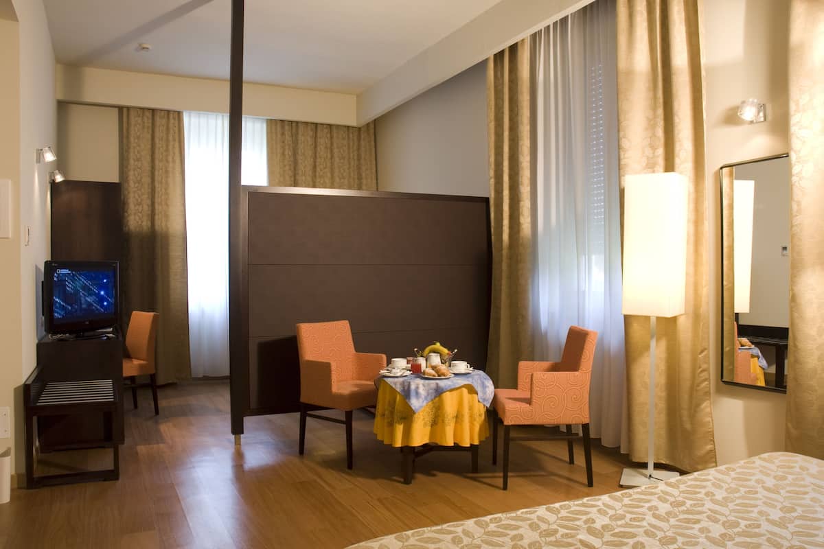 Minibar, in-room safe, cots/infant beds, free WiFi