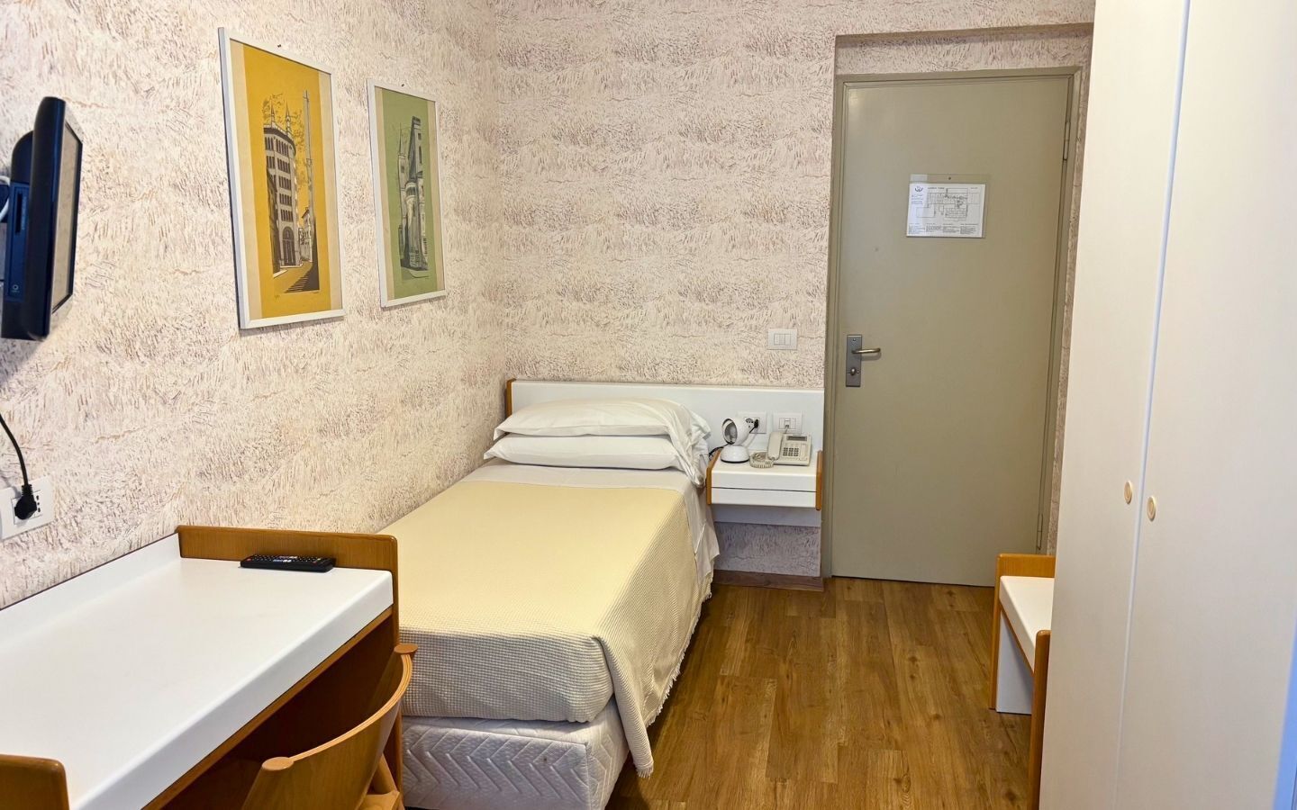 Quarto solteiro standard | Cofres nos quartos, berços (sobretaxa), Wi-Fi de cortesia, roupa de cama