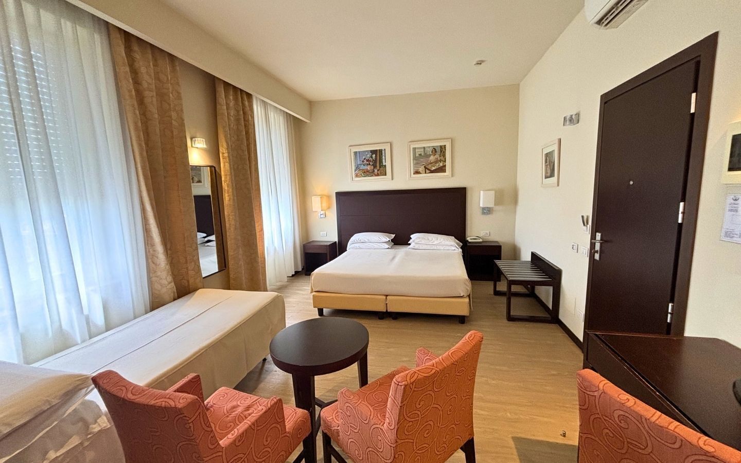 Habitación triple Confort | Caja fuerte, cunas (de pago), wifi gratis y ropa de cama