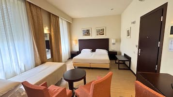Habitación triple Confort | Caja fuerte, cunas (de pago), wifi gratis y ropa de cama