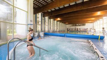 3 piscines couvertes, piscine extérieure, parasols de plage