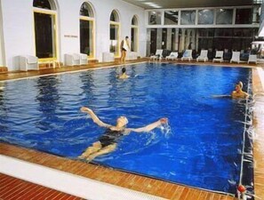 3 piscines couvertes, piscine extérieure, parasols de plage