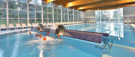 3 piscines cobertes, piscina a l'aire lliure, para-sols i gandules