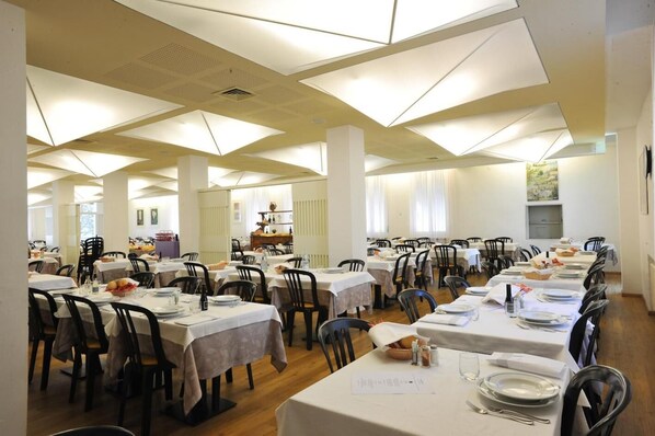 Breakfast, lunch, dinner served; local cuisine  - Hotel Terme (Montechiarugolo)