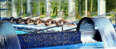 3 piscines couvertes, piscine extérieure, parasols de plage