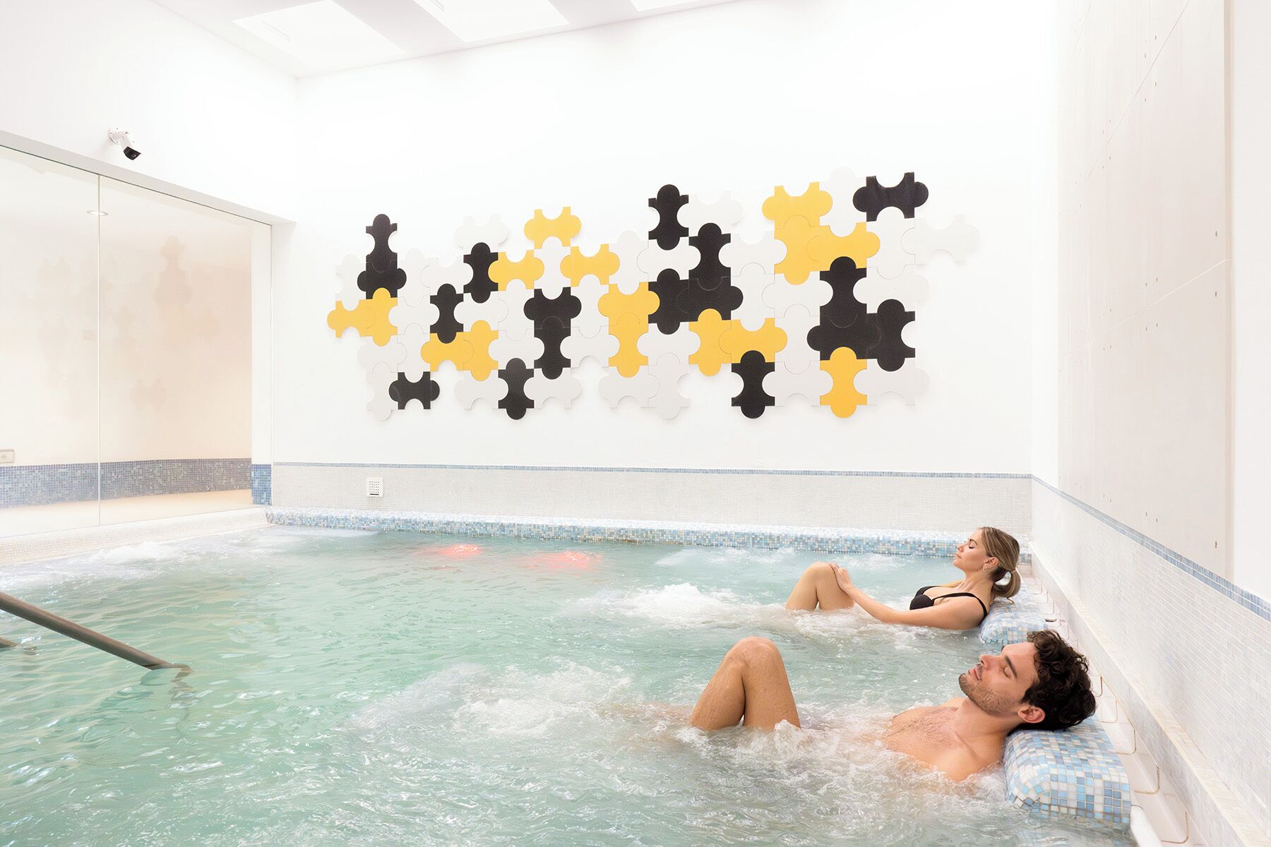 Bathtub spa indoor