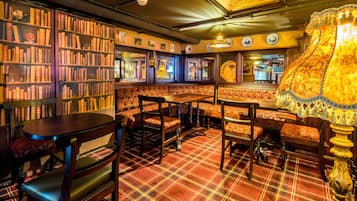 3 bars/lounges