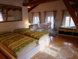 Decoración personalizada, muebles diferentes y escritorio 