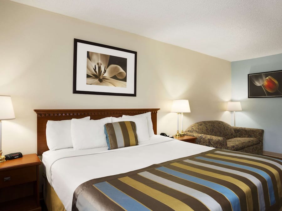 办公桌、笔记本电脑工作区、遮光窗帘、熨斗/熨衣板