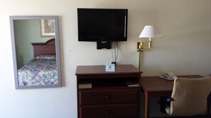 Escritorio, tabla de planchar con plancha y wifi gratis 