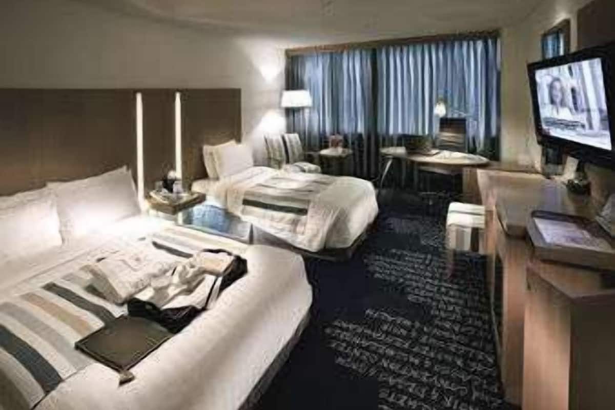 Luxe beddengoed, een minibar, een kluis op de kamer, een bureau