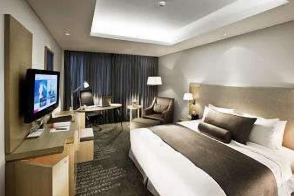 Luxe beddengoed, een minibar, een kluis op de kamer, een bureau