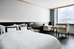 Desk, blackout curtains, free WiFi, bed sheets - Hotel Miranda (Icheon)