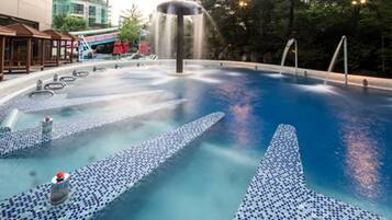 Alberca techada y alberca al aire libre por temporada