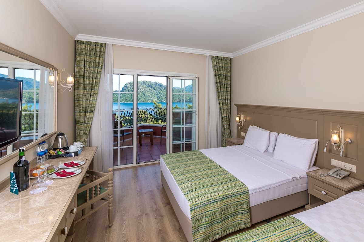 Een minibar, een kluis op de kamer, gratis babybedden