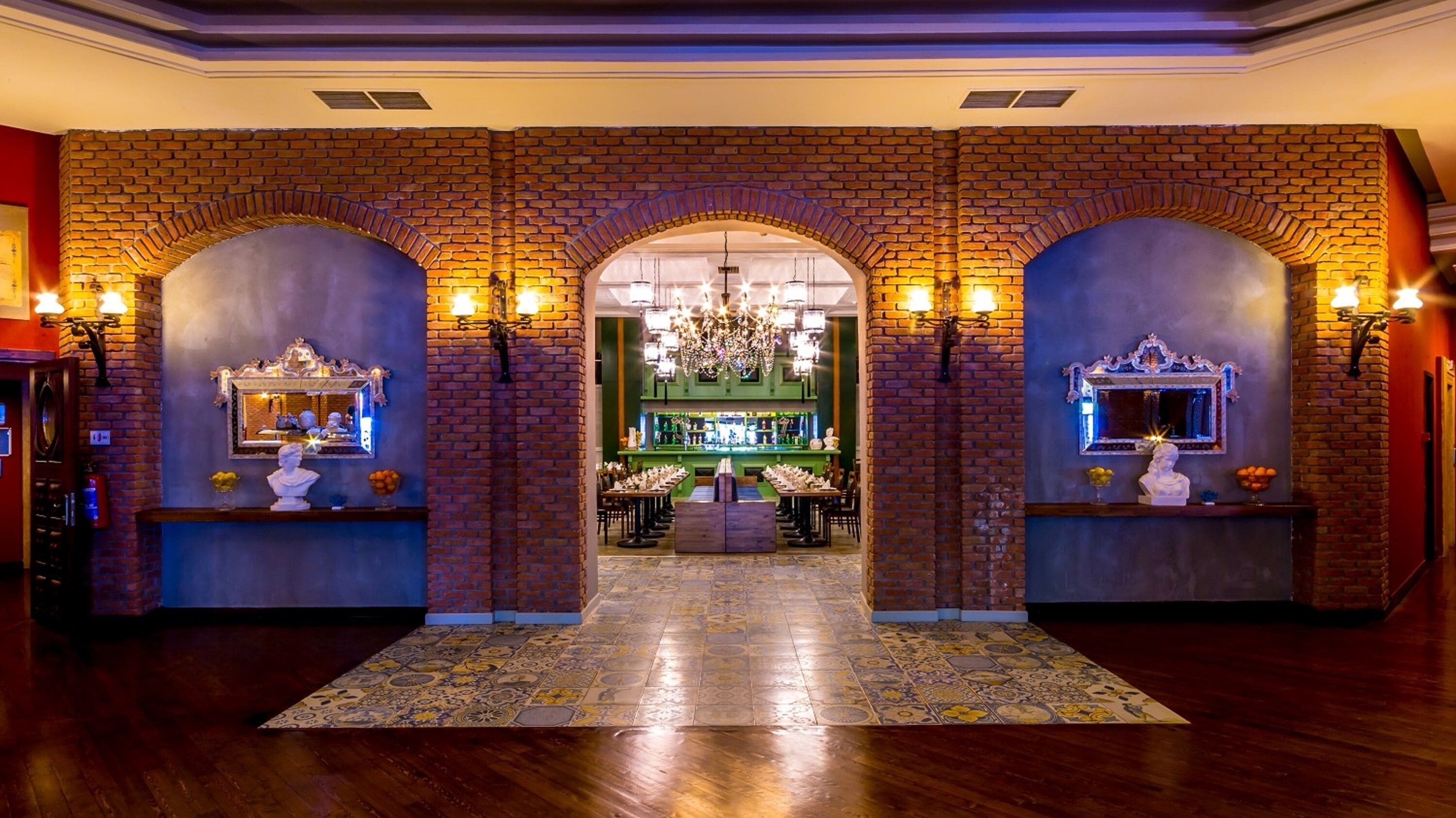 4 restaurants; breakfast, lunch and dinner served 