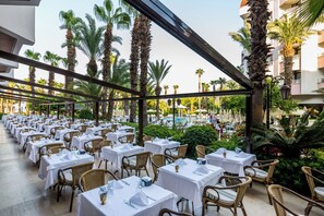 3 restaurants; breakfast, lunch, and dinner served
