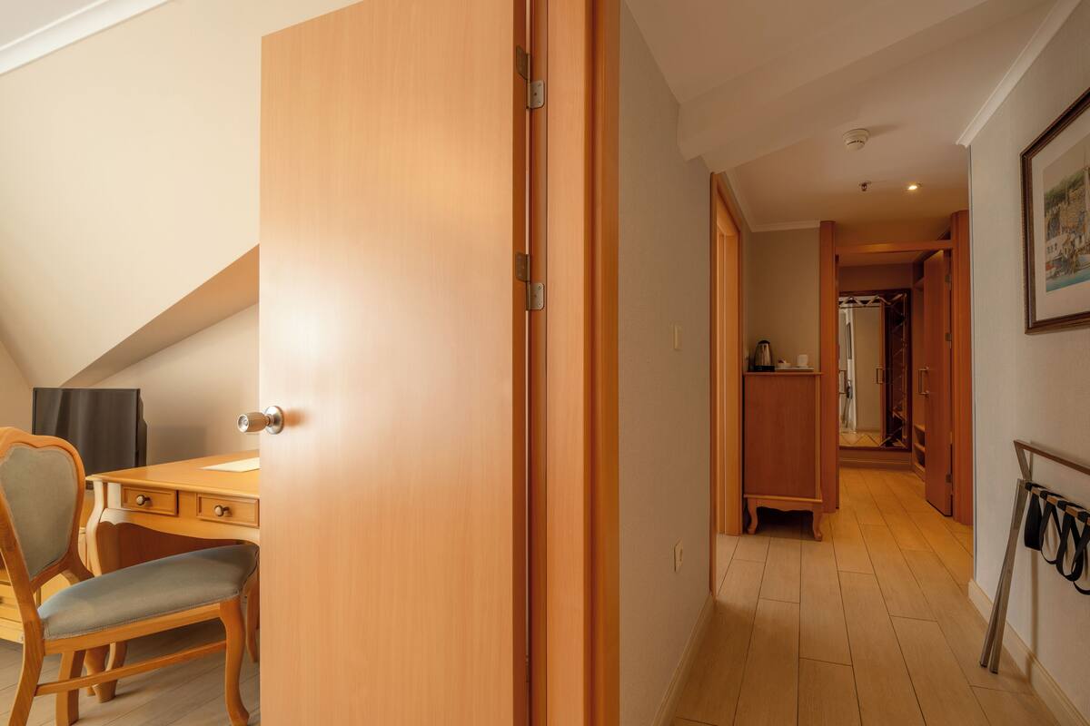 Suíte conforto, 1 quarto, vista parcial para o mar | Comodidades do quarto