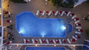 Kolam renang outdoor musiman, dengan payung kolam renang