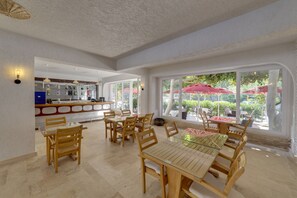 Sarapan dihidangkan, masakan antarabangsa, kolam renang 