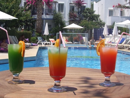 Außenpool (je nach Saison geöffnet), Sonnenschirme, Liegestühle. Serhan Hotel