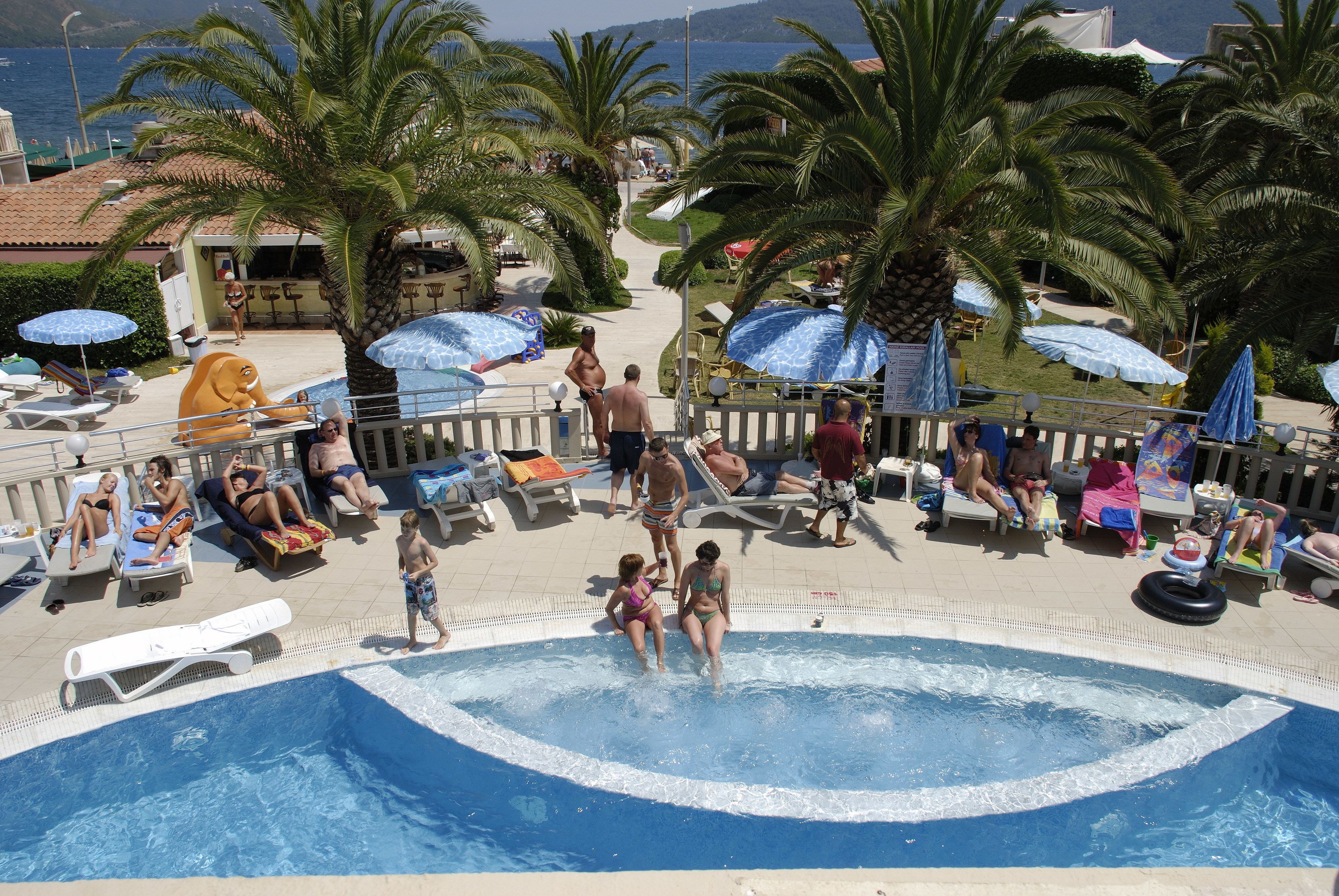 Seasonal outdoor pool, pool umbrellas, sun loungers