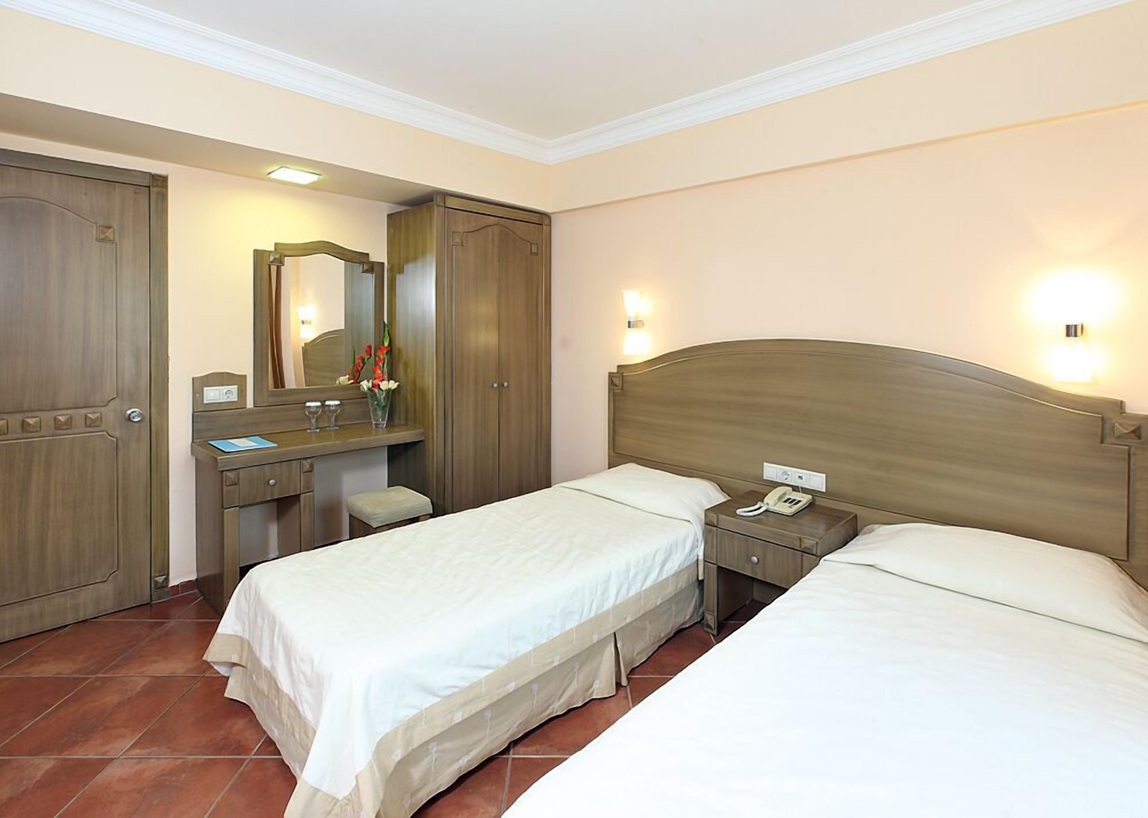 Minibar, safe på rommet, skrivebord og barnesenger (inkludert)