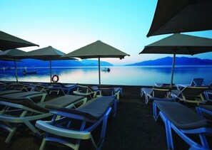 Plage, chaises longues, parasols